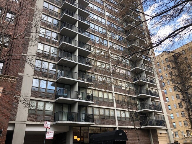 Foto del edificio - 2740 N Pine Grove Ave
