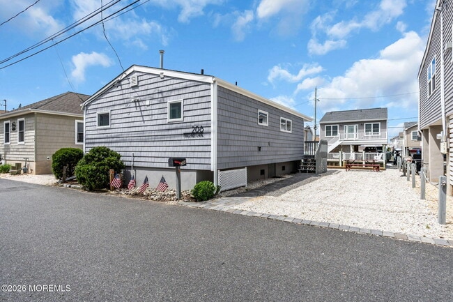 Building Photo - 208 Mallard Ln