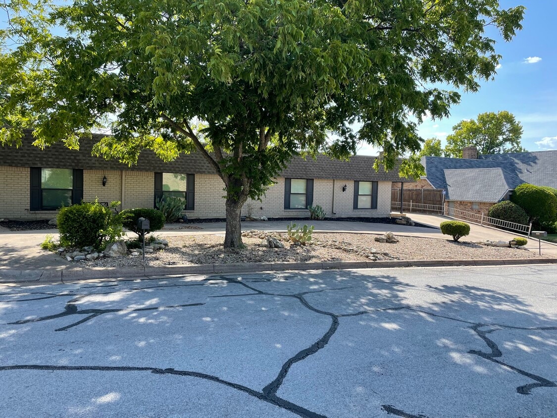 Foto principal - 4715 Ranch View Rd