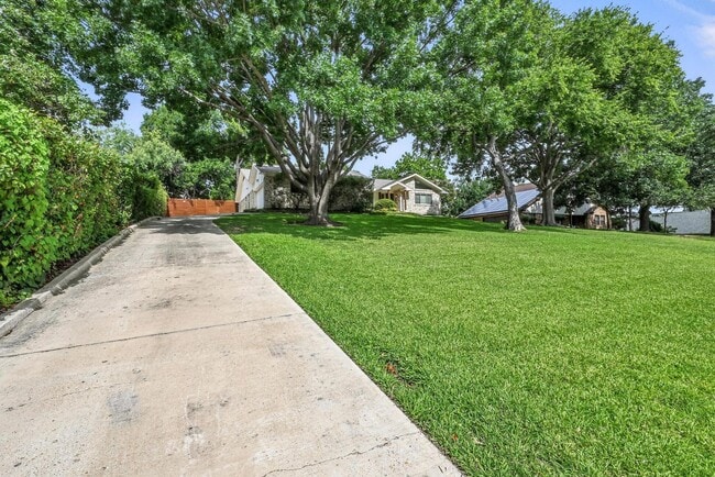 Building Photo - Stately 4-Bedroom Estate Home in Prestigio...