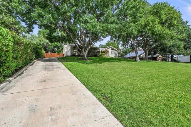 Foto del edificio - Stately 4-Bedroom Estate Home in Prestigio...