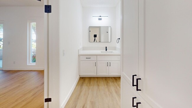 Interior Photo - 7503 Hazeltine Ave