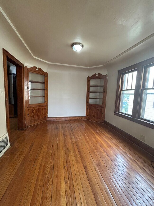 Building Photo - AFFORDABLE 3BR SINGLE FAMILY HOME, PARKING, YARD, BASEMENT!