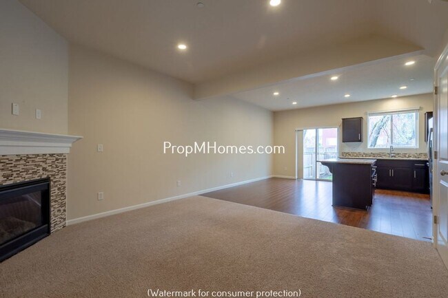 Building Photo - Lovely Three Bedroom Townhome In Happy Valley - End Unit!