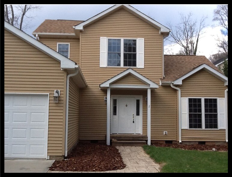 Primary Photo - 2 Forest Lake Dr