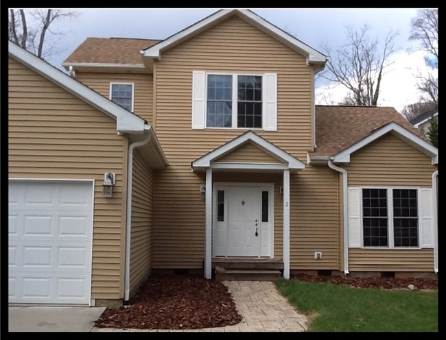 Building Photo - 2 Forest Lake Dr