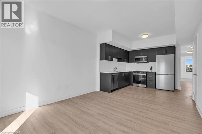 Building Photo - 940 St David St N