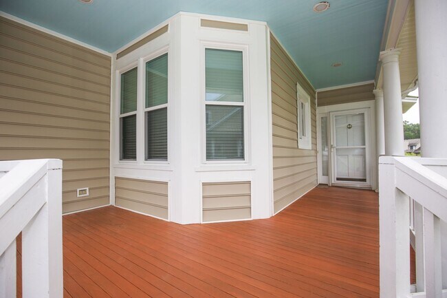 Building Photo - Woodlake Townhouse