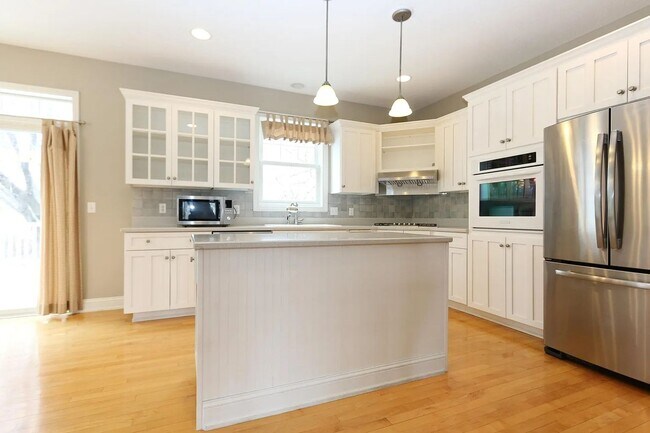 Building Photo - Rare 4 bed singe family super nice luxurio...