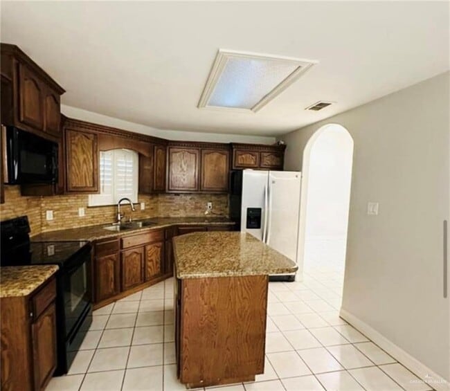 Building Photo - 7 Resplandor St