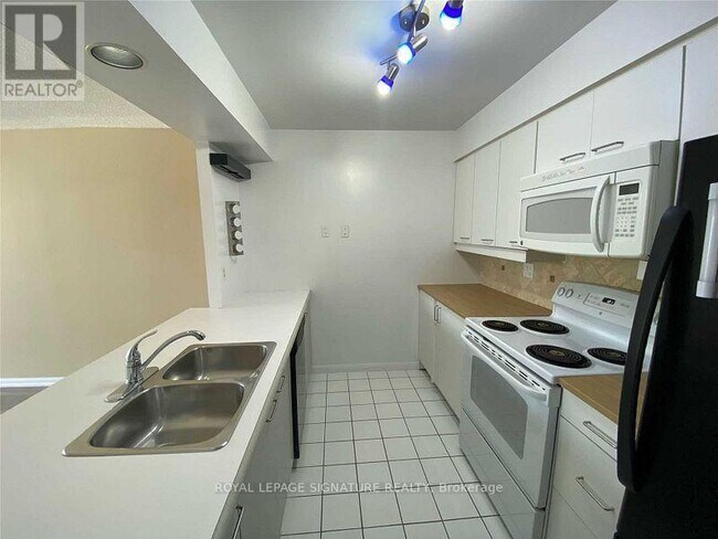 Photo du bâtiment - 50 Eglinton Ave W