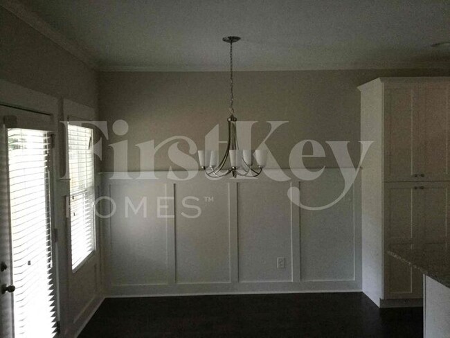 Building Photo - 18 E Newnan Rd