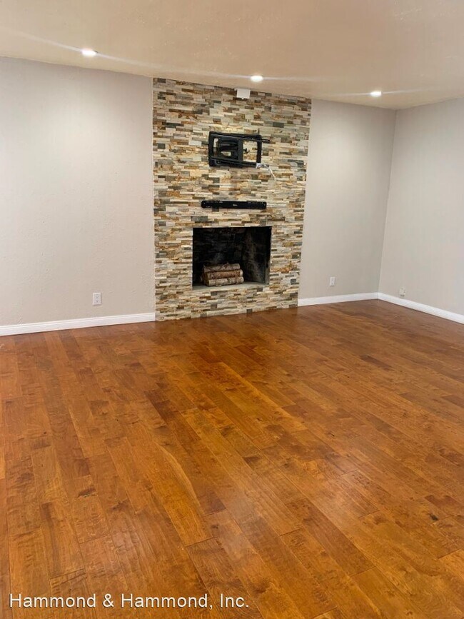 Building Photo - 3 br, 1.5 bath House - 22501 Schoolcraft St.