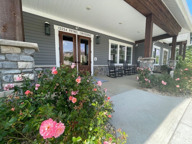 Foto del edificio - Willet | 4 Bed 3.5 Bath | Garage | 2287 sf | $3120 - $3432 | 8, 9, 13, 14, and 15 month lease terms