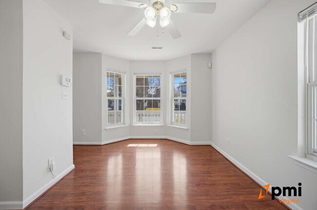 Building Photo - 3 BEDROOM 2.5 BATH WITH FENCED IN YARD AND DETACHED GARAGE FOR RENT IN NORFOLK!