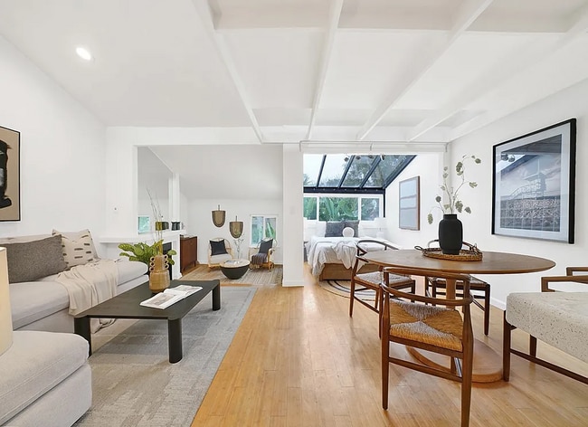 Building Photo - Unit 204