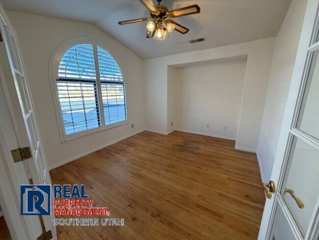 Foto del edificio - Golf Course Home