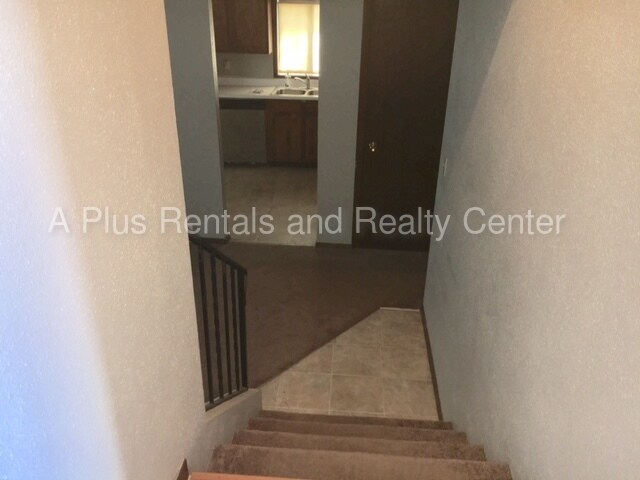 Building Photo - 4612 S Louise Ave