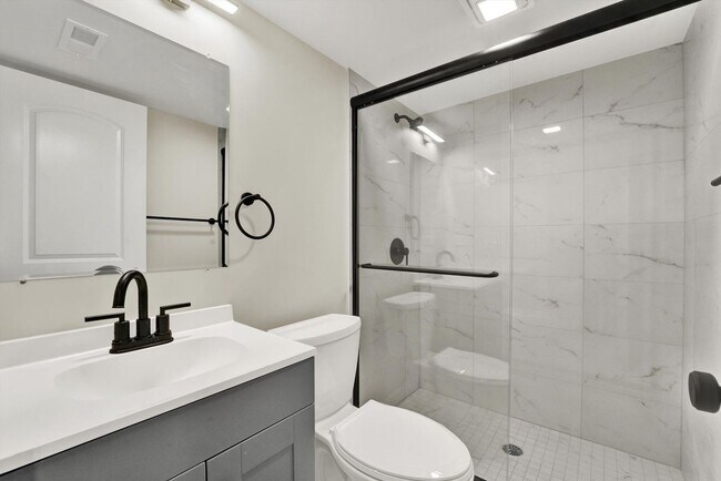 Foto del edificio - 2338 N Harding Ave