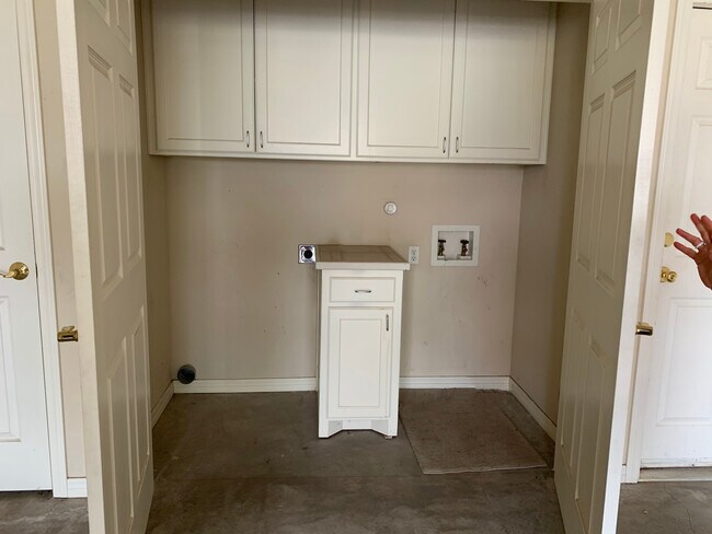 Conexiones para lavadora y secadora en el garaje - 57 Valleyview Rd