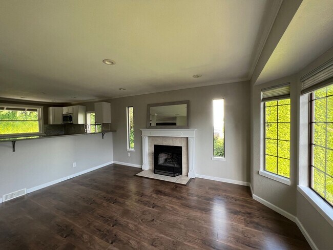 Building Photo - 4 Bed 2.5 Bath SFR Bellevue