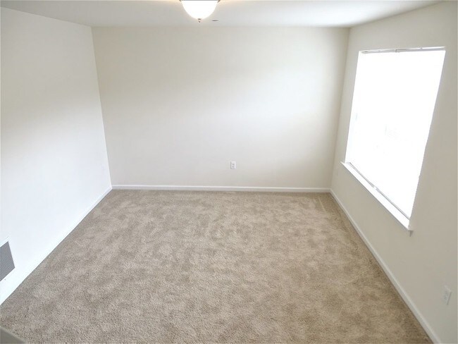 Building Photo - 3 Bedroom Townhouse with Lovely Kitchen
