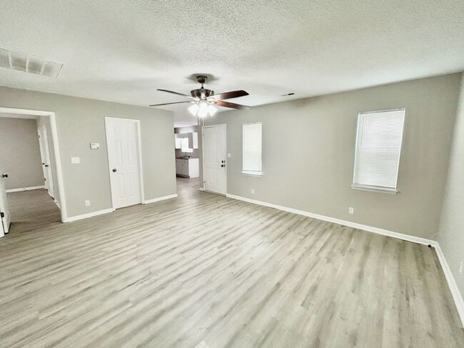 Foto del edificio - THREE BED/TWO BATH HOME-NORTHWEST HUNTSVILLE!