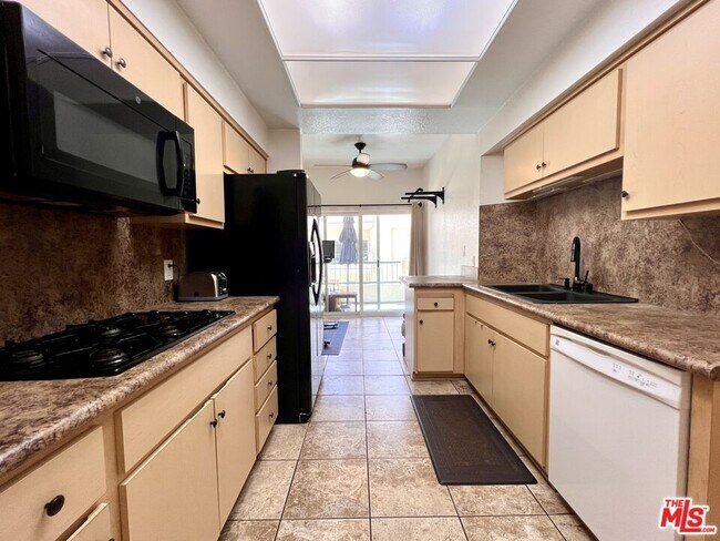 Building Photo - 5420 Sylmar Ave