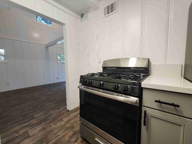 Building Photo - 825 Sierra Vista Dr