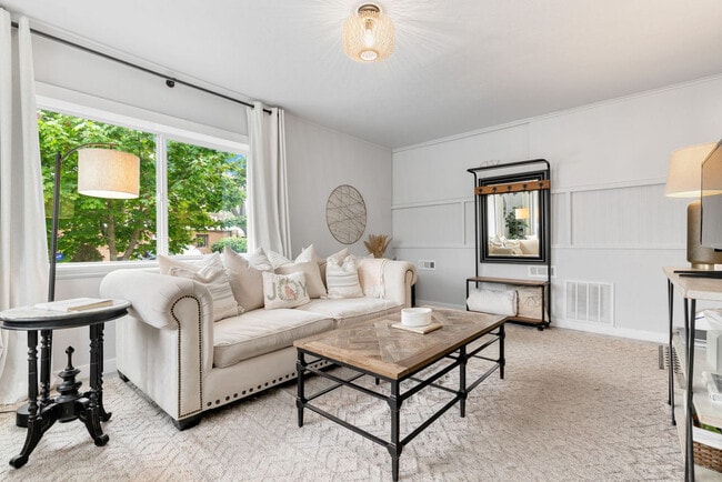 Building Photo - 334 Edmonds St