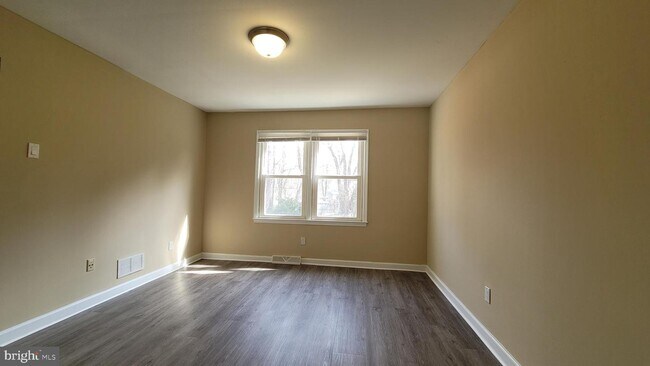 Building Photo - 2412 W Colonial Dr