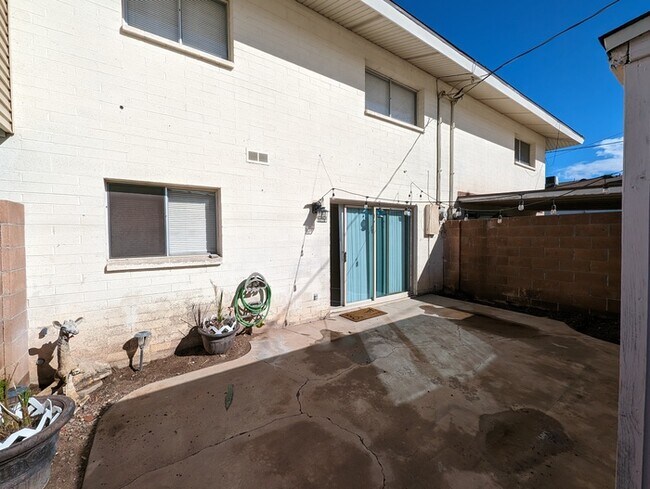 Building Photo - 1503 W Hazelwood St