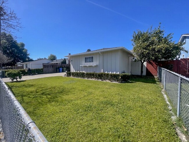 Building Photo - Charming 3 bed, 2 bath home in the desirab...