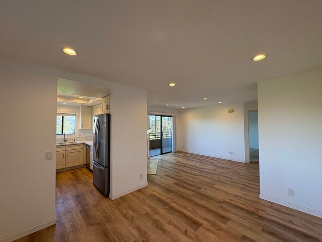 Building Photo - Move-In Ready Condo Overlooking The Height...