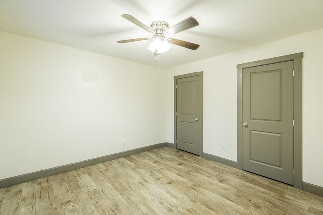 Building Photo - Parkwood Apartments