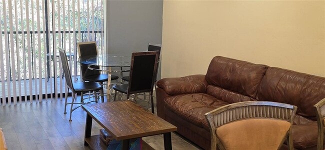 Foto del edificio - 22523 Westchester Blvd