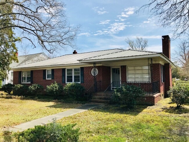 Building Photo - Rare Gem! Spacious and fantastic updated o...