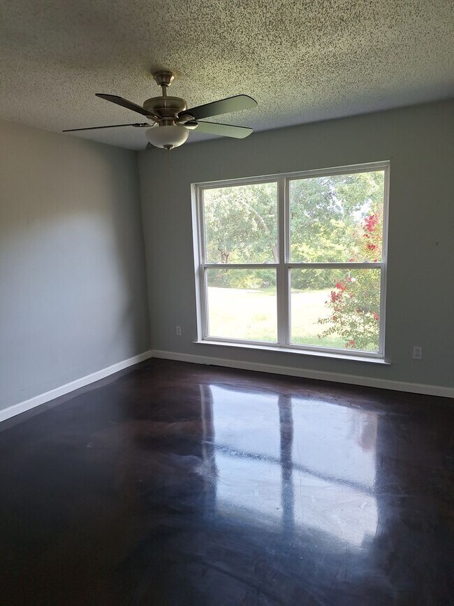 Foto del edificio - 4 bedroom 2 bathroom House