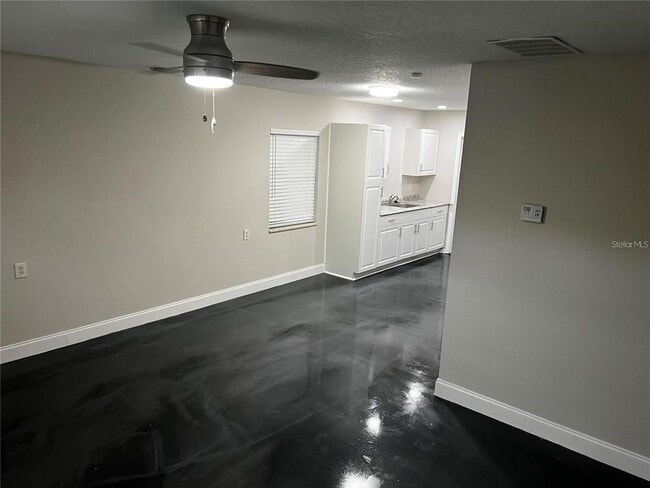 Building Photo - 2117 Bonneville Dr