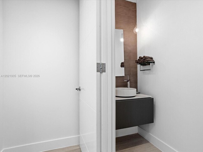 Foto del edificio - 125 Hampton Ln