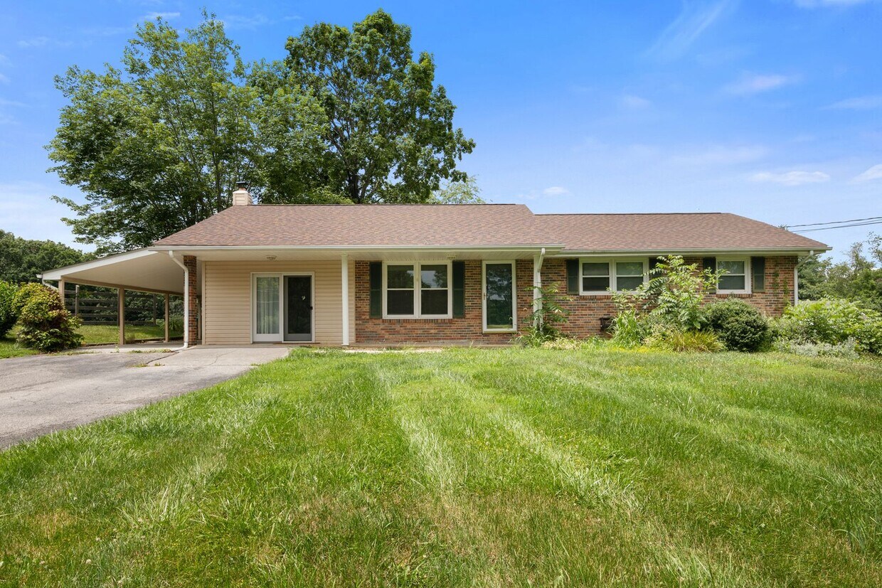 Foto principal - 3 to 4 Bed/1 1/2 Bath. Pet friendly.