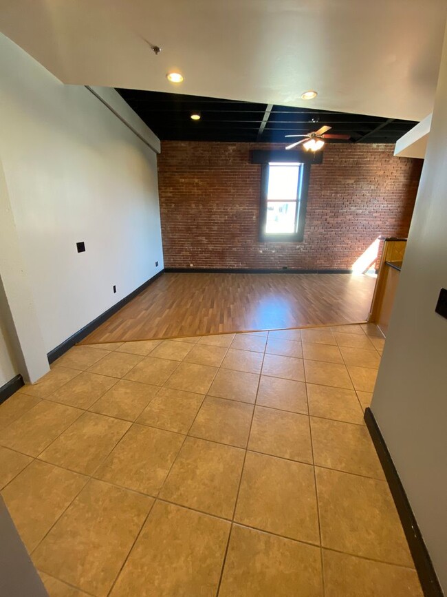 Foto del edificio - Beautiful Downtown Springfield Loft