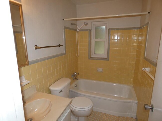 Building Photo - 215 24th Ave N