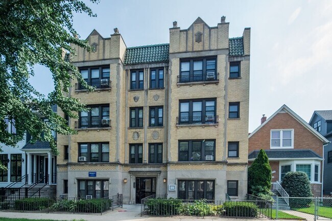 Building Photo - 4742 N Hermitage Ave