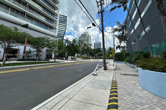 Foto del edificio - 2699 Tigertail Ave