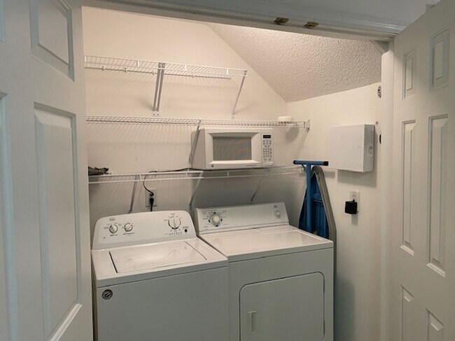 Foto del edificio - Desirable 1 Bed/1 Bath Condo in Very Conve...