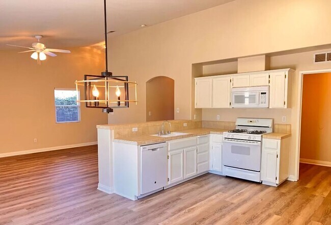 Foto del edificio - Charming Home For Rent Available Now