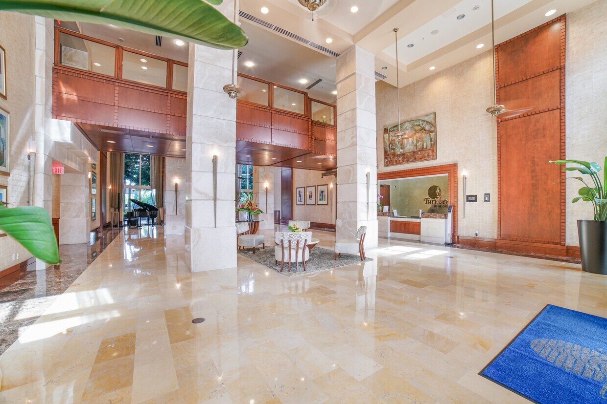 Foto principal - 19501 W Country Club Dr