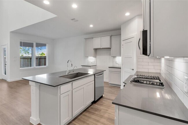 Building Photo - 10304 RAINBOW COVE Ln