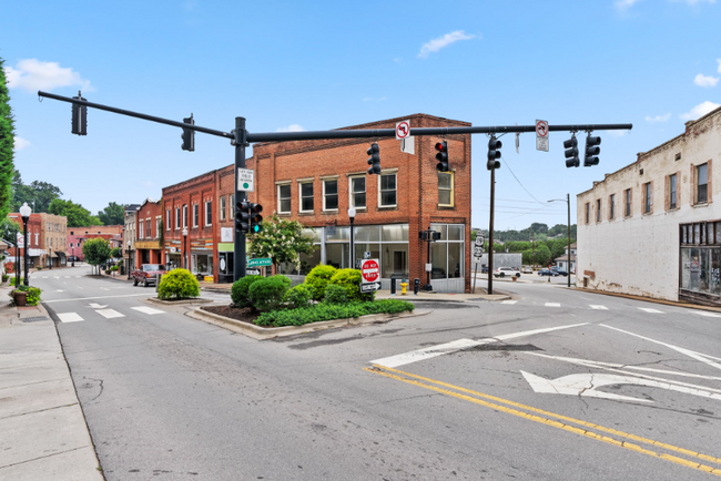 Building Photo - 487 Main St